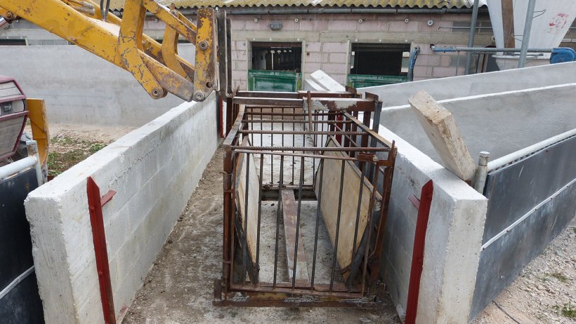 Photo 1: Chute designed to be lifted by the front&nbsp;lift of the tractor.
